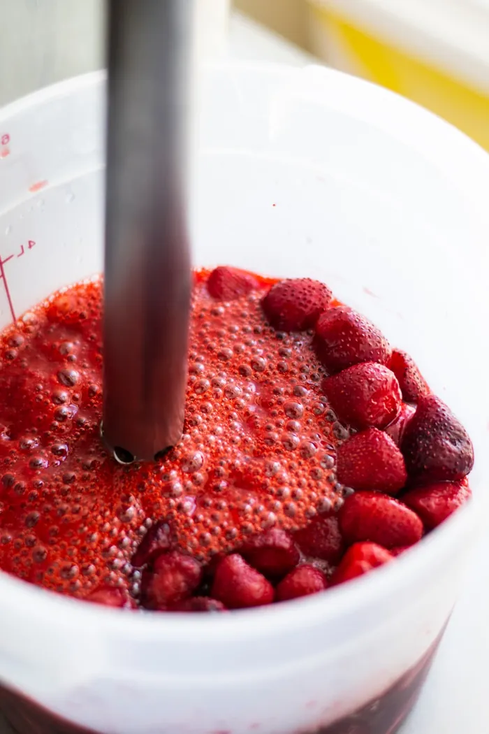 Fragole fresche lavorate nel laboratorio DiBe
