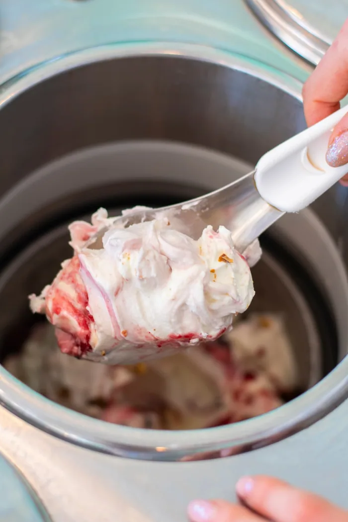 Spatola che preleva gelato variegato all'amarena nel laboratorio DiBe