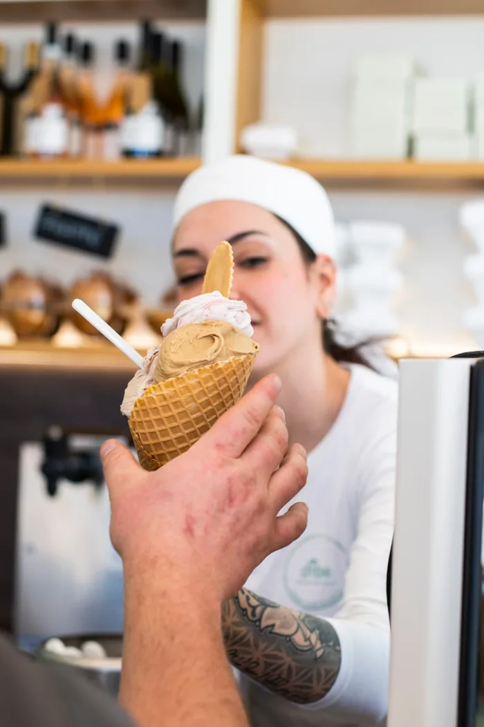 Cono gelato consegnato al cliente al banco DiBe