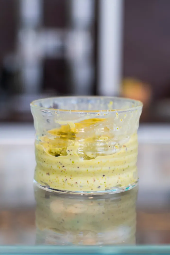 Coppa di gelato al pistacchio con panna montata DiBe