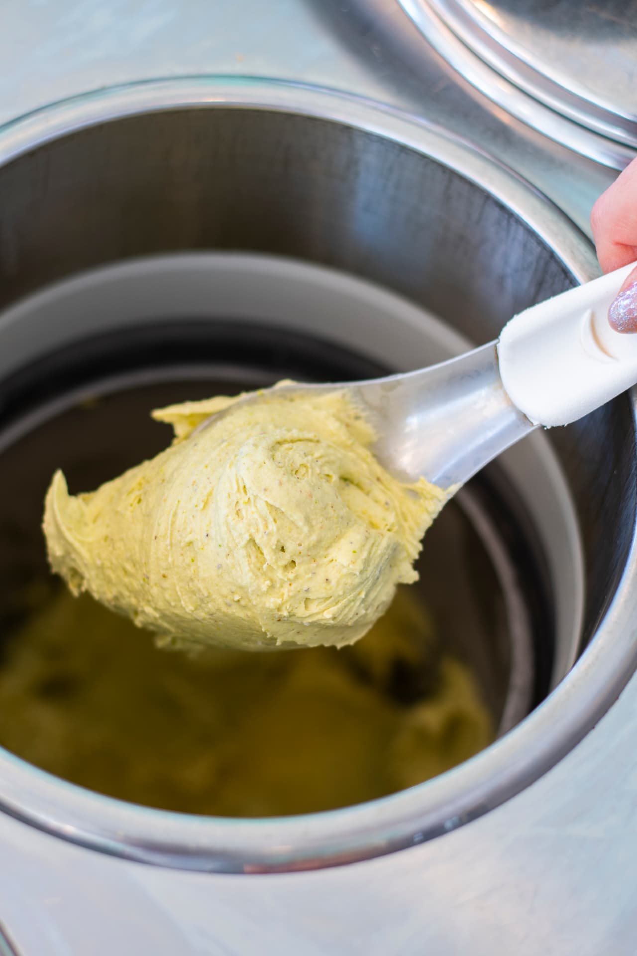 Gelato al pistacchio appena prodotto nel laboratorio DiBe