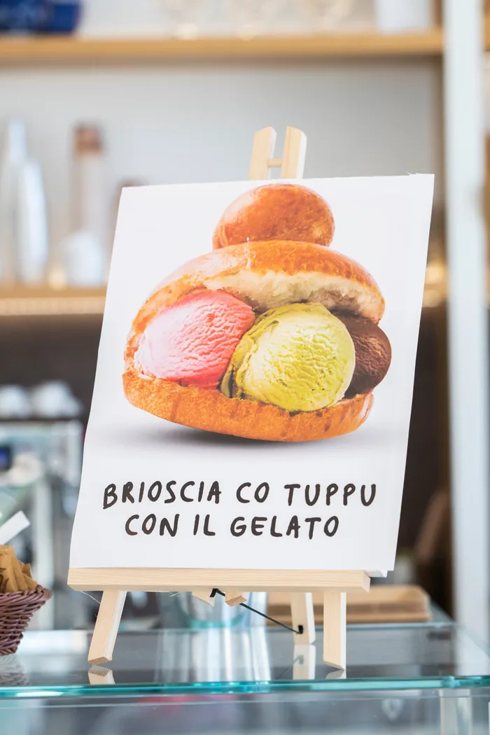 Cartello della brioscia co tuppu con il gelato da DiBe