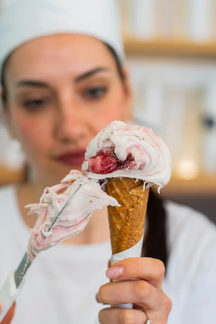 Cono gelato preparato al banco della gelateria DiBe