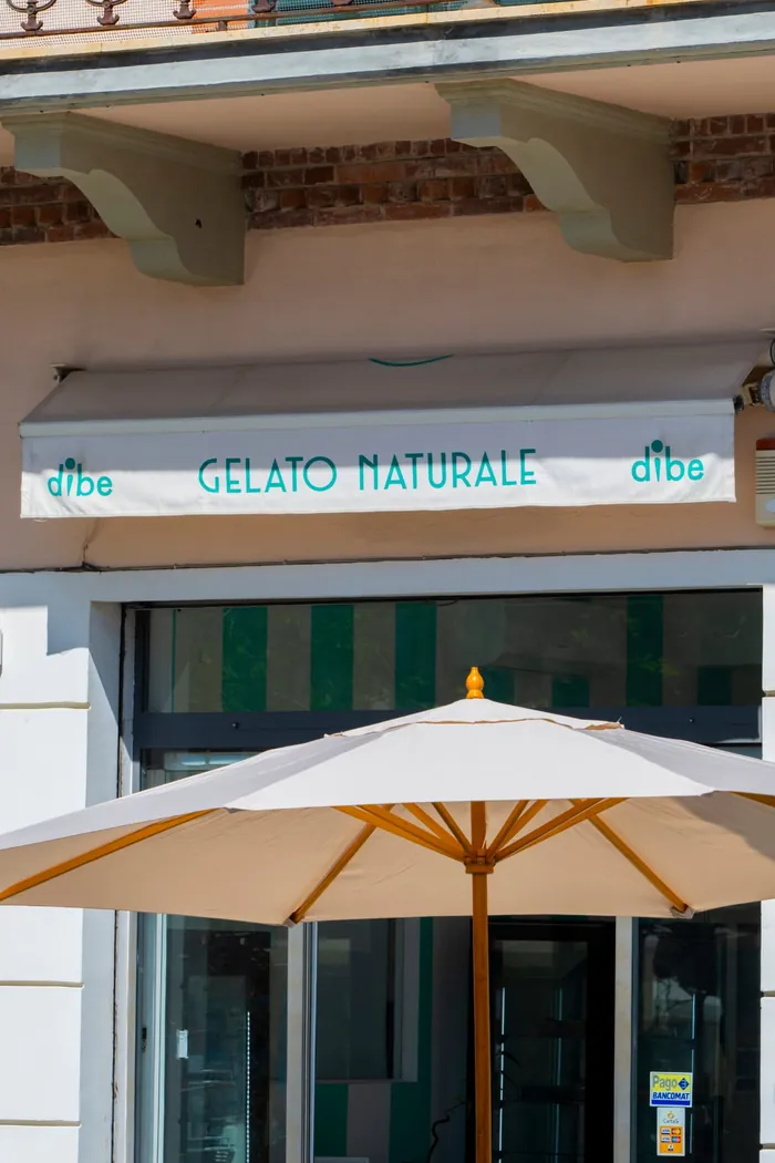 La facciata della gelateria DiBe a Marina di Pietrasanta