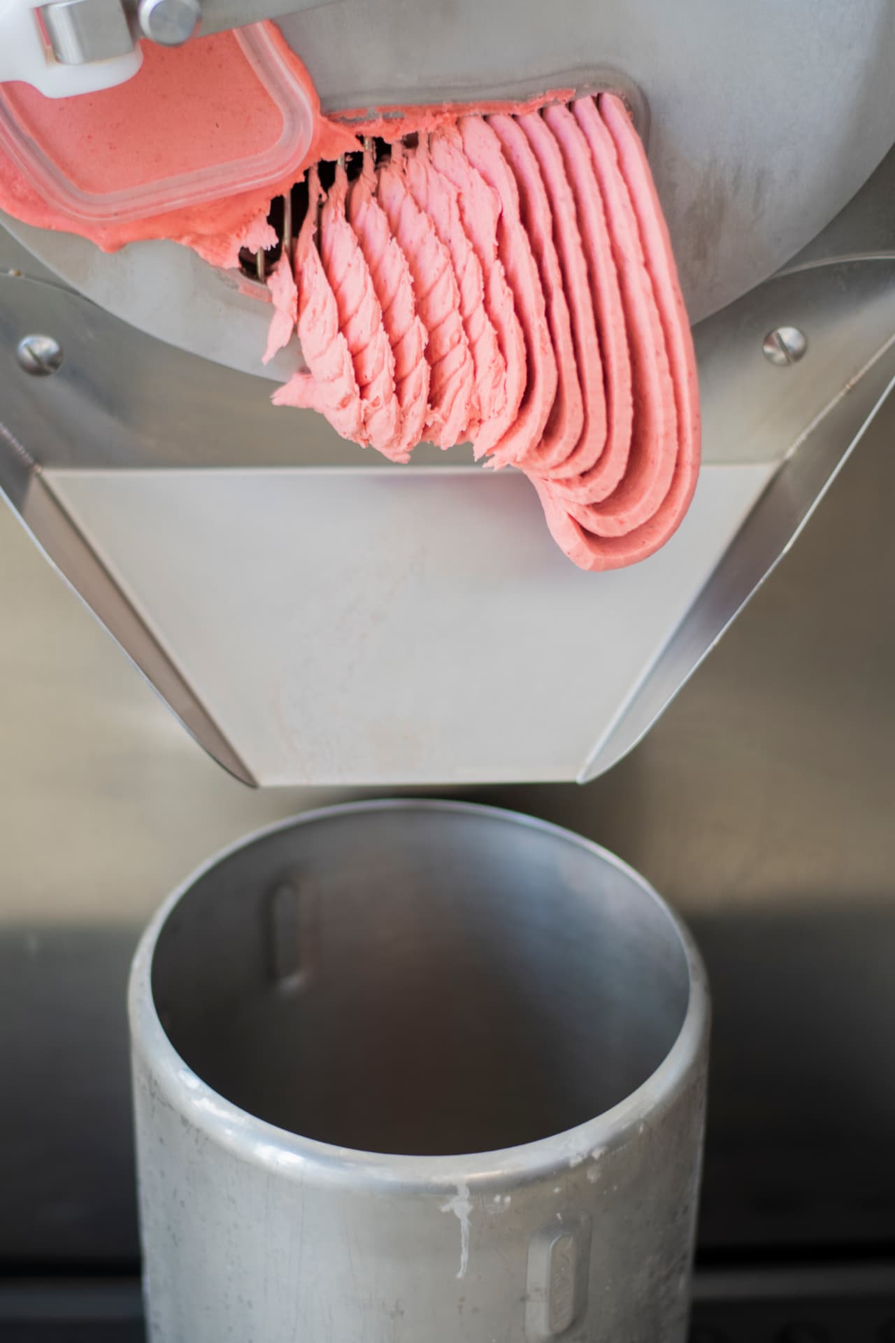 Gelato appena estratto dal mantecatore nel laboratorio DiBe