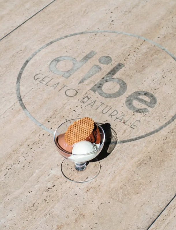 Coppa di gelato DiBe su tavolo con logo inciso