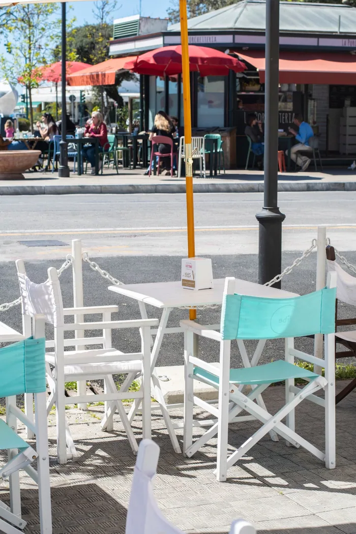 Il dehors DiBe affacciato sul viale di Marina di Pietrasanta