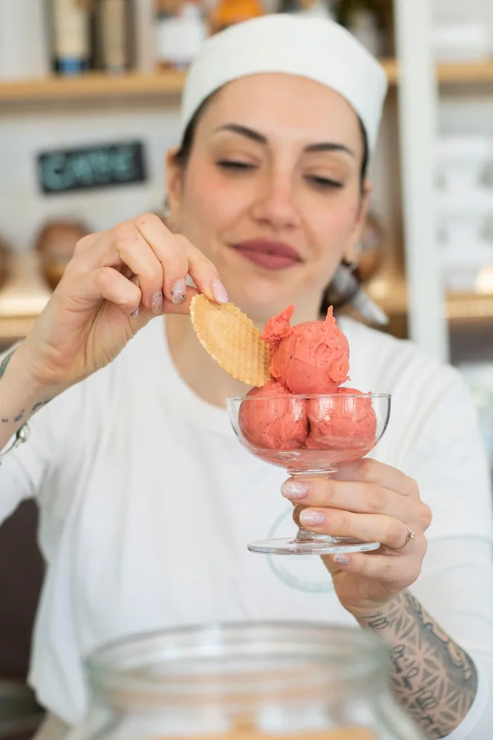Gelatiera DiBe che completa con una cialda una coppa di sorbetto alla fragola