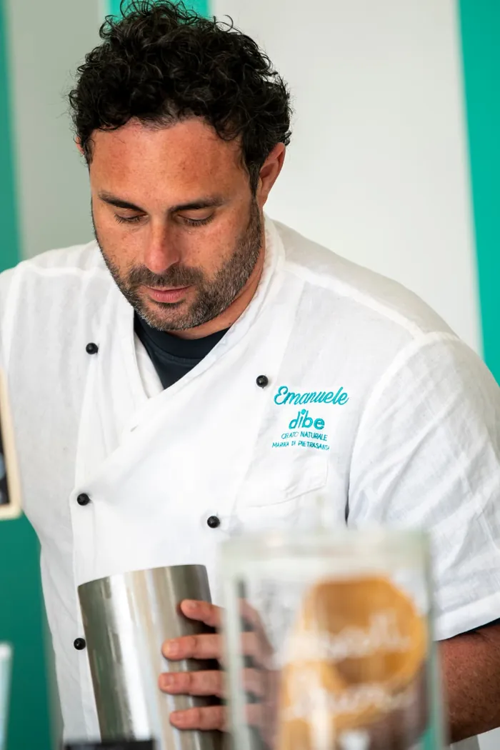 Emanuele, gelatiere DiBe, al lavoro in laboratorio